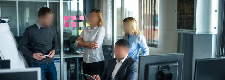 hr-henkilöt tekemässä rekrytointia toimistossa naamat anonymisoituina